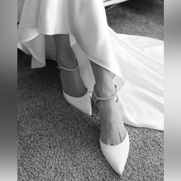 Badgley Mischka Kamilah White Satin - Picture 2 of 14